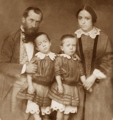 Leodile Bera (Leodile Champseix), avec son premier mari, Gregoire Champseix (mort en 1863) et ses deux fils jumeaux André et Léo Champseix - Photo prise en 1856